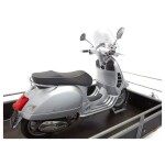 Scooter op SteadyStand scooter steun in aanhanger