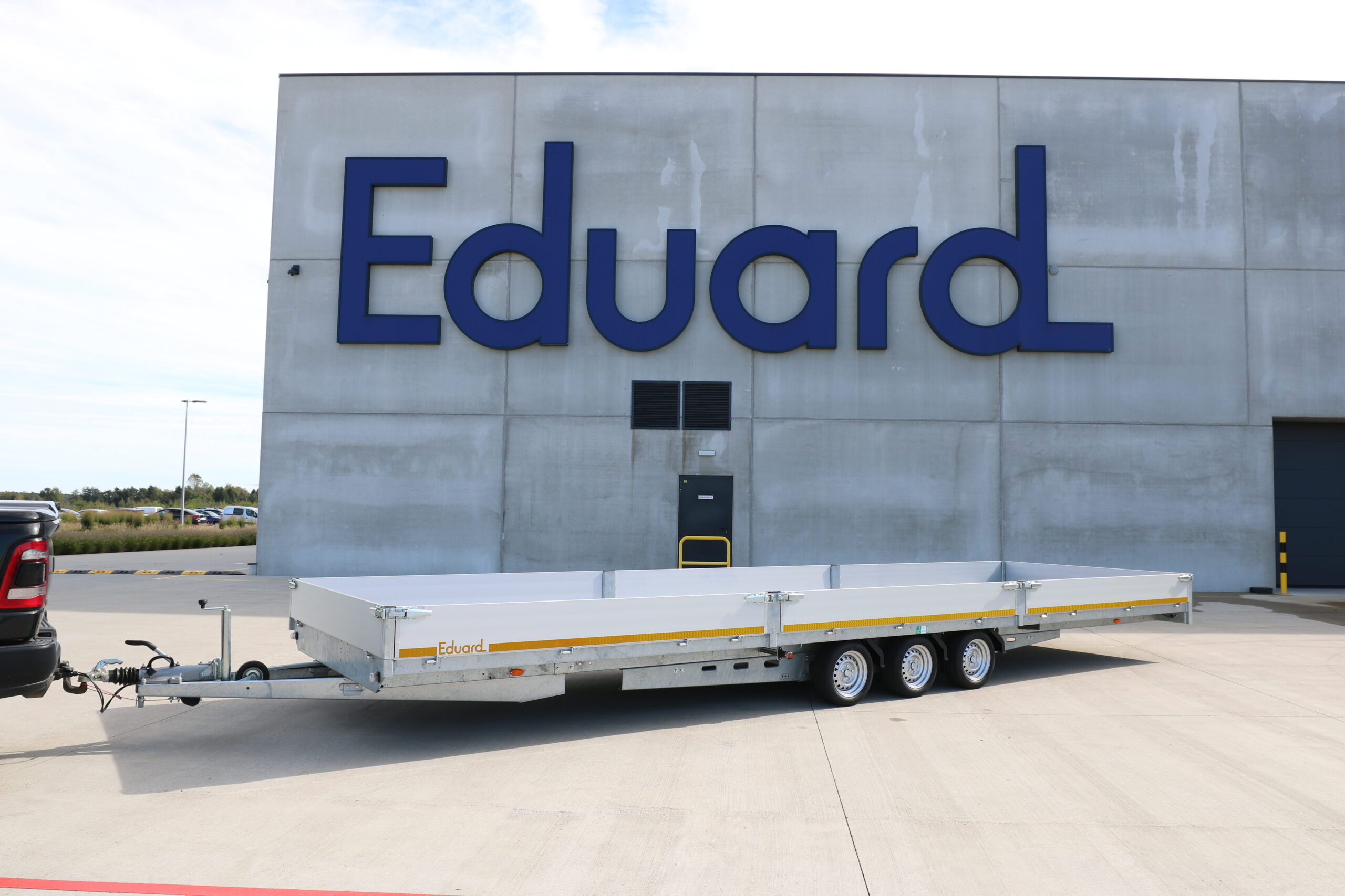 Plateau_8m_drieasser_V14 Eduard Plateauwagen 850x240 | Laadvloer 63 cm | 3500kg | EDP073 links