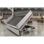Eduard Kipper Driezijdig 406x200 | Laadvloer 63cm | 3500 kg | EDK019 schuinachter links met linker laadklep open en naar links kiepend