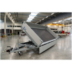 Eduard Kipper Driezijdig 406x200 | Laadvloer 63cm | 3500 kg | EDK019 schuinvoor links met linker laadklep open en naar links kiepend