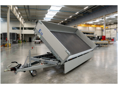 Eduard Kipper Driezijdig 406x200 | Laadvloer 63cm | 3500 kg | EDK019 schuinvoor links met linker laadklep open en naar links kiepend