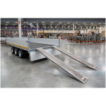 Eduard Kipper Driezijdig 406x200 | Laadvloer 63cm | 3500 kg | EDK019 schuinachter links met open laadklep en oprijplaten