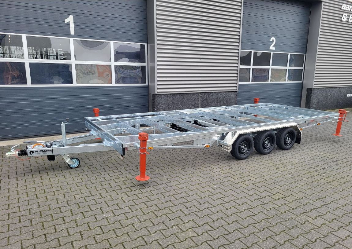Detachable trailer 540-3x1350-2 Detachable Trailer 540x245x68 | 3×1350 kg | DH540-313 schuinvoor ingeklapt